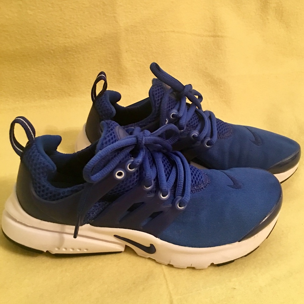 Nike Youth Size 4 Tennis Shoes